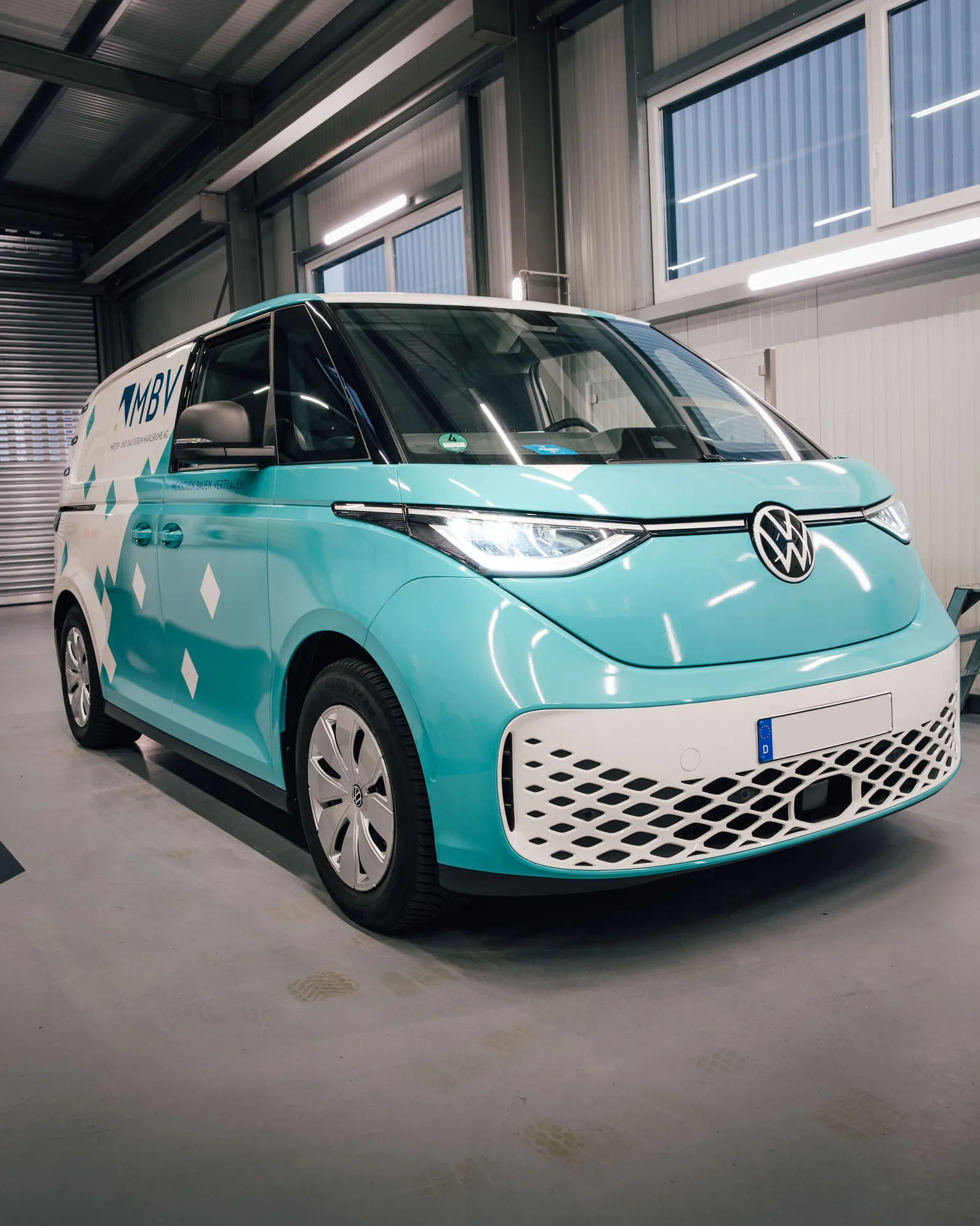 Vollverklebung – VW Bus Türkis – Referenzfoto von Die Werbetechniker Karlsruhe