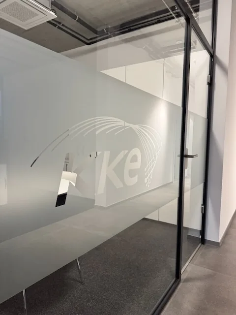 Beschriftung – Glasdekor Bürotür – Referenzfoto von Die Werbetechniker Karlsruhe