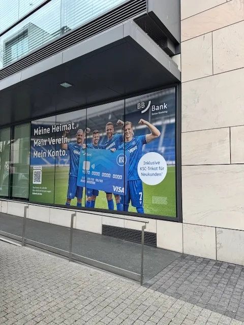 Beschriftung – Schaufenster Bankfiliale – Referenzfoto von Die Werbetechniker Karlsruhe