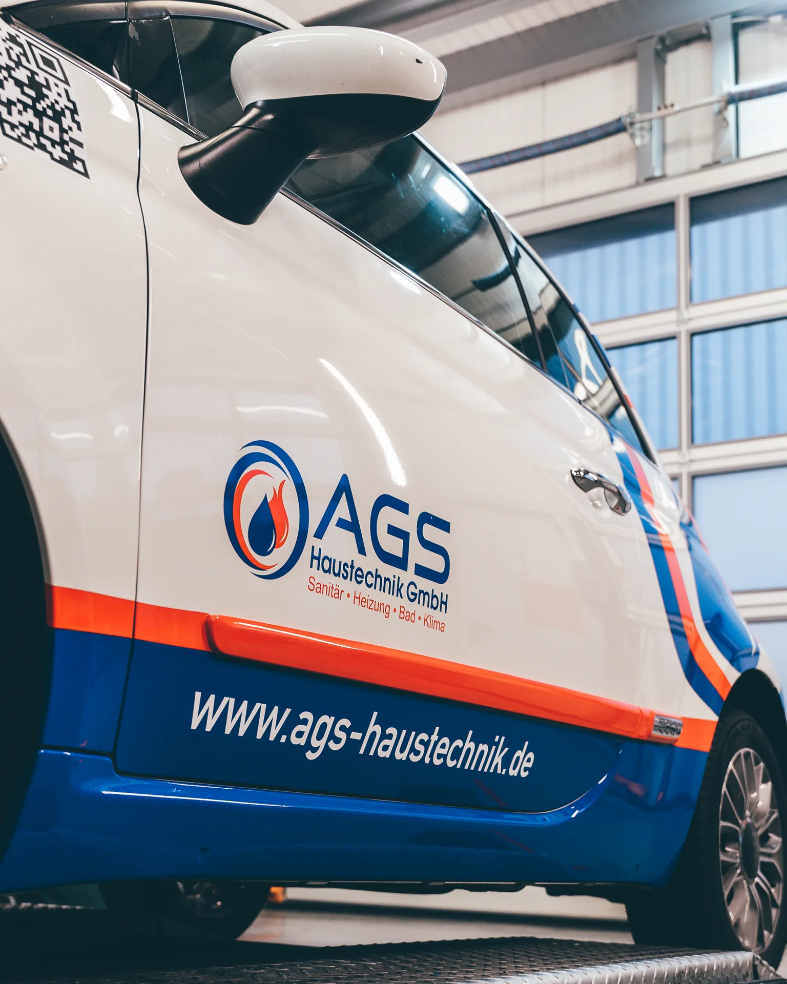 Fahrzeugbeschriftung – Transporter AGS – Referenzfoto von Die Werbetechniker Karlsruhe